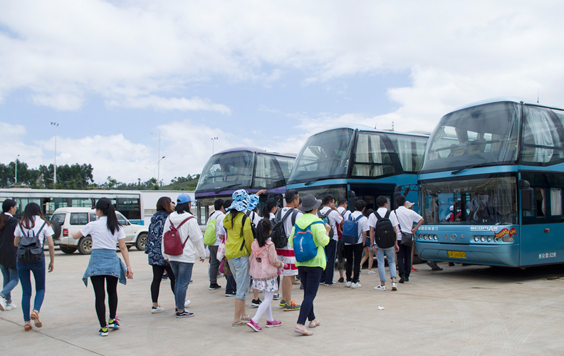 乘坐高铁一个多小时就可以到达普者黑景区，当地旅行社的董事长亲自到车站迎接南宫·NG28的小伙伴们。