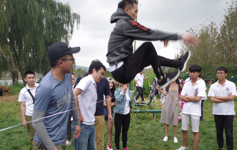 四个小队依次完成跨越横线，每个小伙伴脸上洋溢着愉悦的笑容！此时此刻结果如何并不重要，重要的是在游戏中我们收获了亲密无间的高度默契和队友间无条件的信任！